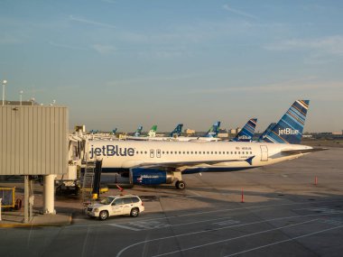 New York, Ny 11 Mayıs 2018 Jetblue Donanma uçakları için bekleyen yakıt ikmali Jfk havaalanına
