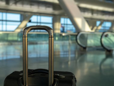 Boş modern havaalanında ile arka plan bulanık oturan Bagaj devam