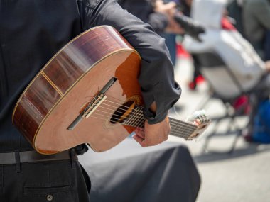 Bir performans önce bir sokak festivalinde akustik gitar cradling Adam