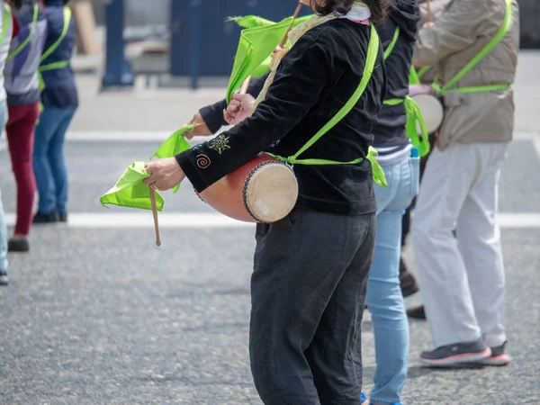 Una Mujer Tocando Tambor Taiko Japonés Una Actuación Callejera — Foto de Stock