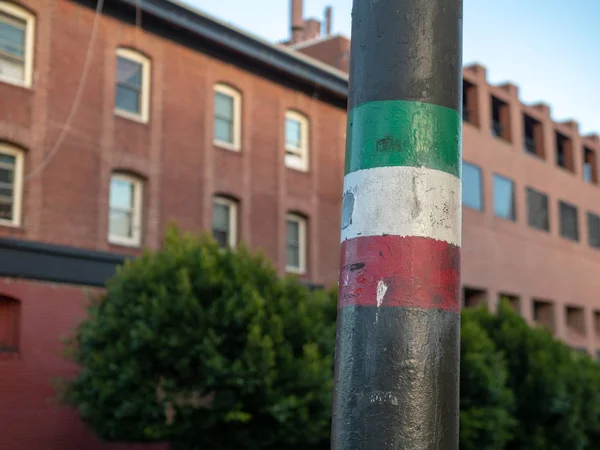 Ιταλικό Σχέδιο Σημαίας Ένα Στύλο Φωτισμού Έξω Στο Δρόμο — Φωτογραφία Αρχείου
