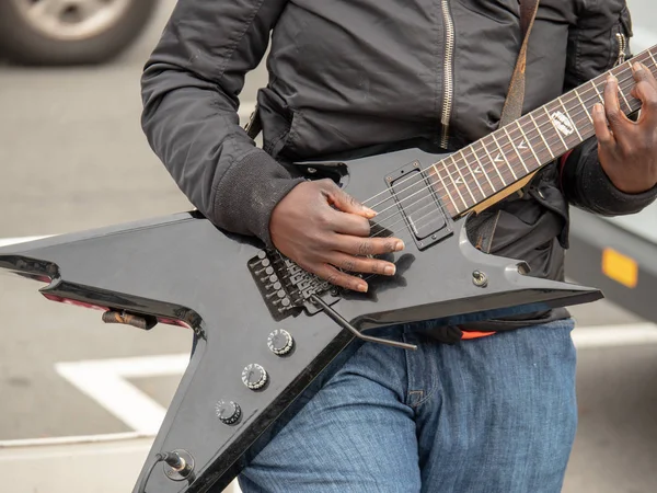 Guitarrista Afroamericano Rasguñando Guitarra Eléctrica Negra Afuera Parque — Foto de Stock