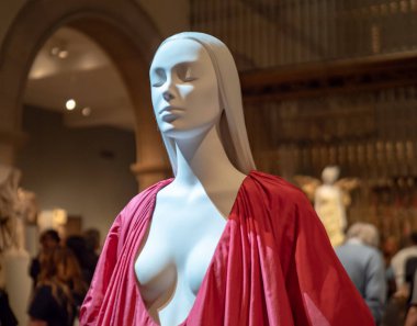 Kırmızı ipek haute couture gece elbisesi giymiş bir manken