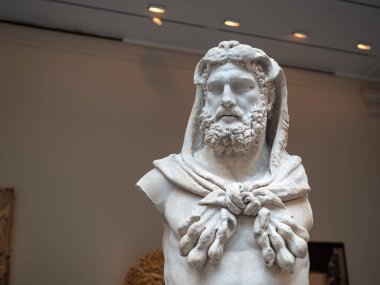 Aslan cilt, çevresinde yapılan 1st A.D. yüzyılda Romalılar zamanında sakallı bir Herkül weating mermer bir heykel.