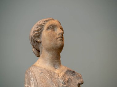 Bir kadın kapalı mesafe içine bakarak bir antik Yunan heykeli