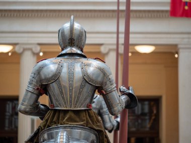 Dikiz mızrak tutarken 16. yüzyıl Alman plaka zırh giymiş şövalye