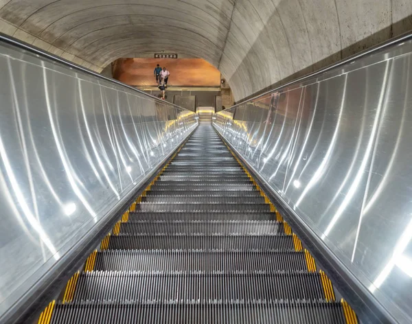 Escada Rolante Descendo Túnel Escuro Estação Metrô Subterrânea — Fotografia de Stock