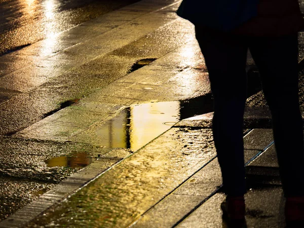 Una Vista Trasera Una Persona Misteriosa Caminando Por Callejón Oscuro — Foto de Stock
