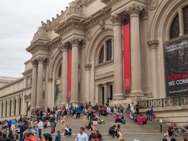 New York, Ny 18 Mayıs 2018-Müze müdavimlerinin ve turistlerin dışında Met (Metropolitan Museum of Art merdivenlerinde dinlenme).