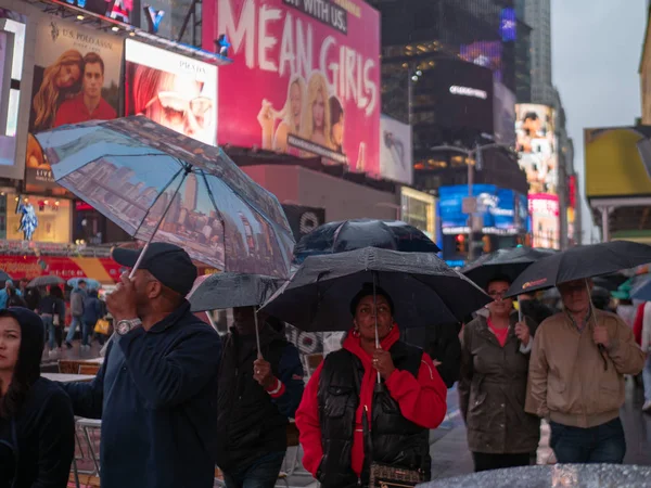 Nova Iorque Maio 2018 Caminhantes Seguram Guarda Chuvas Vendo Sinais — Fotografia de Stock