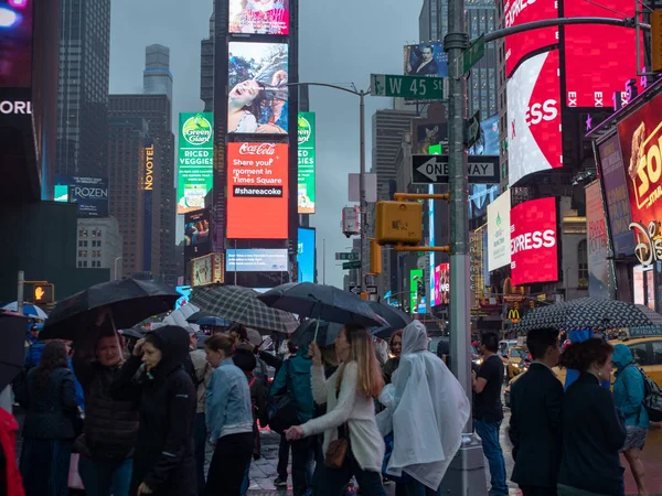 Nueva York Mayo 2018 Turistas Explorando Times Square Mientras Esquivan — Foto de Stock