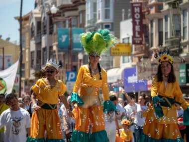 San Francisco, Ca 27 Mayıs, 2018-kadın stilts ve Meksika şenlikli aşınma Carnaval Festivali'nde sokakta yürüyor