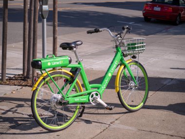 San Francisco, Ca 27 Mayıs, 2018-Limebike, ücretsiz elektrik bikeshare, e-Bisiklet Park kaldırım ortada dok
