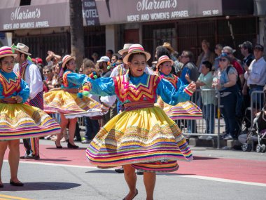 San Francisco, Ca 27 Mayıs 2018-kadın spin dans gösterilen aşağı Sf Caranval geçit yürüyen Meksika fiesta etek giydiğini taşır