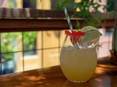 Tropikal bir restoranda masada oturan bir beyaz şarap sangria kokteyl içki