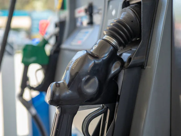 Una Boquilla Combustible Gasolinera Sentada Una Funda Esperando Ser Utilizada — Foto de Stock