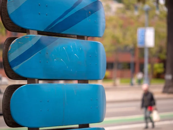 Sommige Blauwe Skateboard Decks Spoor Horizontaal Hangen Met Mensen Lopen — Stockfoto