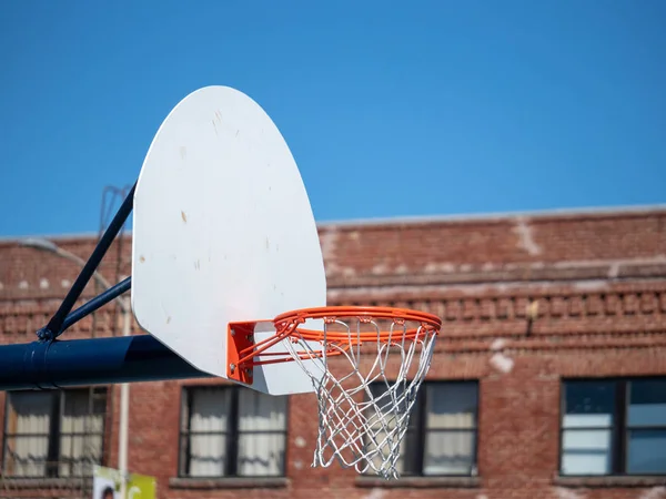 Close Basketball Hoop Urban Playground Sunny Clear Day — Stock Photo, Image