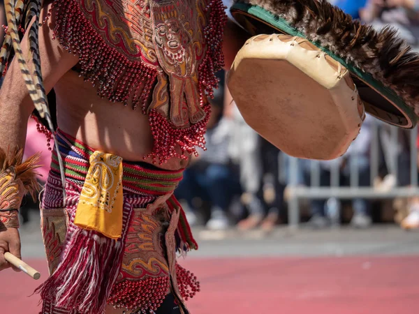 Hombre Vestido Con Atuendo Tradicional Azteca Golpea Tambor Durante Una — Foto de Stock