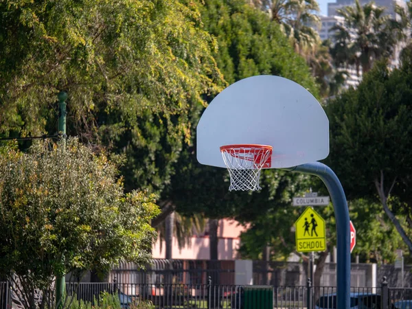 Een Outdoor Basketbal Hoepel Zittend Een Rechtbank Een School Zone — Stockfoto