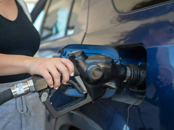 Una Mujer Bombeando Gas Con Una Boquilla Combustible Portátil Una Fotos De Stock