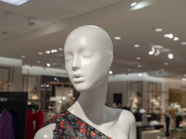 Moda alışveriş merkezinde görüntülenen bir kadın manken Başkanı