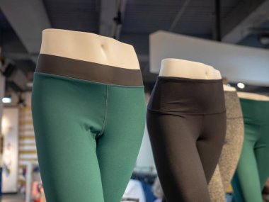 Plastik atletik manken alt organları yoga pantolon bir mağaza ile poz