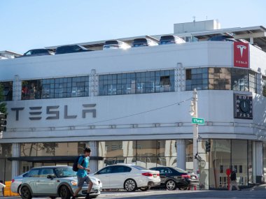 San Francisco, Ca 11 Haziran 2018: Tesla otomobil showroom konumu şehir San Francisco Van Ness Caddesi üzerinde