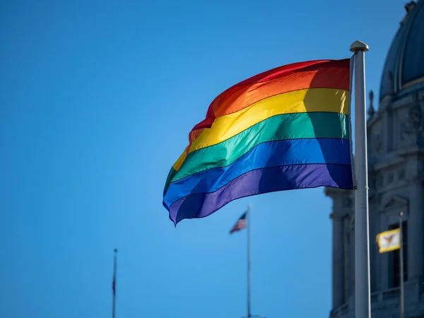 Eine Der Luft Schwenkende Gay Pride Flagge Mit Der Flagge — Stockfoto