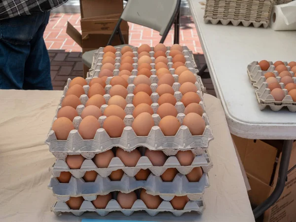 Bir sandık dolusu Satılık masada oturan bir markette organik kahverengi yumurta