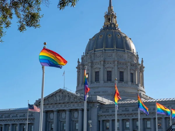 Vor Dem Rathaus Von San Francisco Wehen Mehrere Gay Pride — Stockfoto