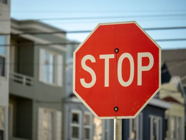 Een Stop Teken Een Woonwijk Met Kopie Ruimte Aan Linkerkant — Stockfoto