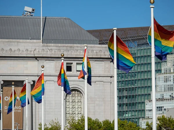 Eine Reihe Lgbt Regenbogenfahnen Weht Einem Wolkenlosen Tag Vor Gebäuden — Stockfoto