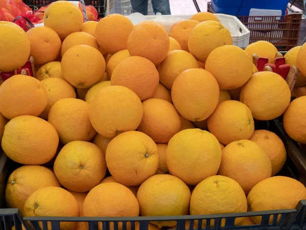 Montón Naranjas Sentadas Una Caja Mercado Agricultores — Foto de Stock