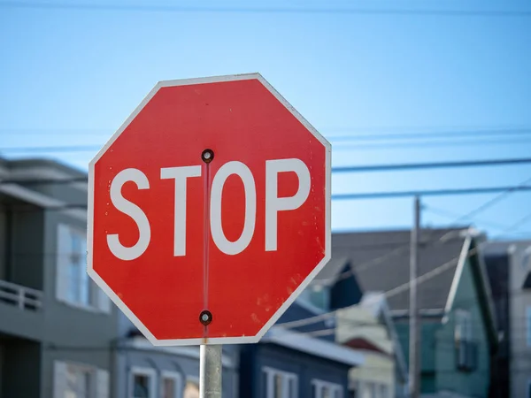 Een Stop Teken Een Woonwijk Met Kopie Ruimte Rechts — Stockfoto