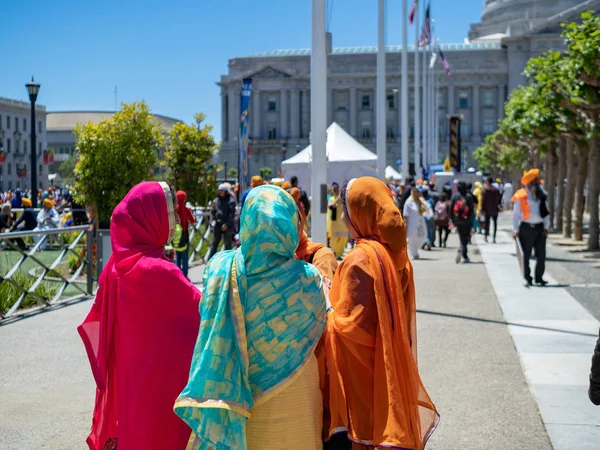 San Francisco June 2018 Woman Dressed Traditional Sikh Garb Talking — Stock Photo, Image