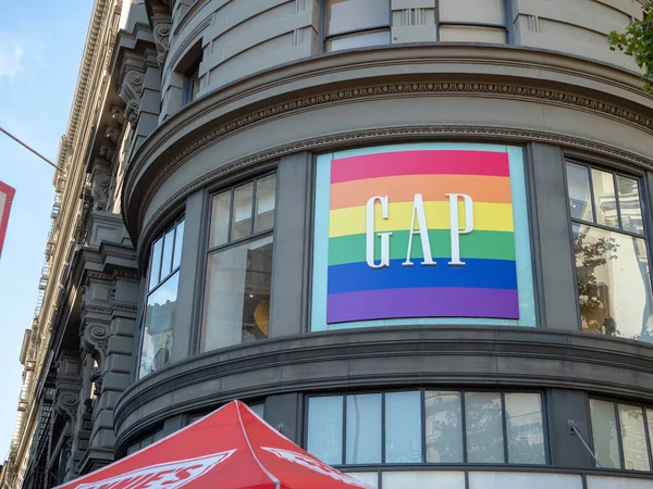 San Francisco, Ca 8 Haziran 2018: Gap giyim mağaza Gay Pride renk düzeninde dönüştürüldü vitrininizi logosu