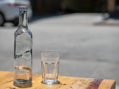 Şişe su ve cam bir açık restaurant, hizmet 