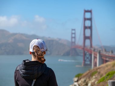 Dikiz beyzbol şapkası Golden Gate Bri kulak içinde kadın