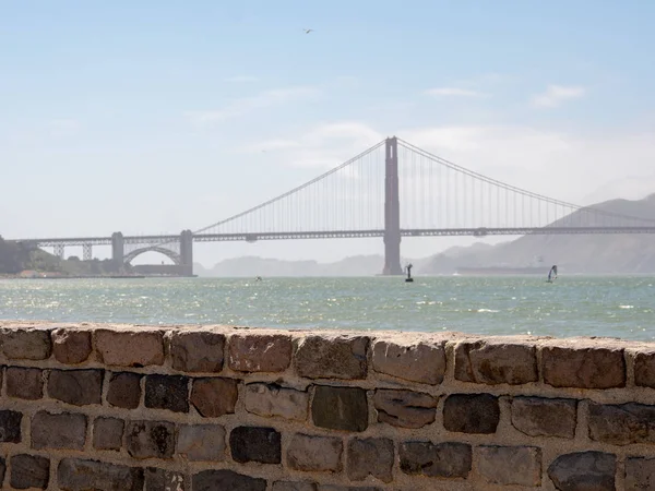 Cintura alta pared de hormigón con puente Golden Gate en el fondo — Foto de Stock