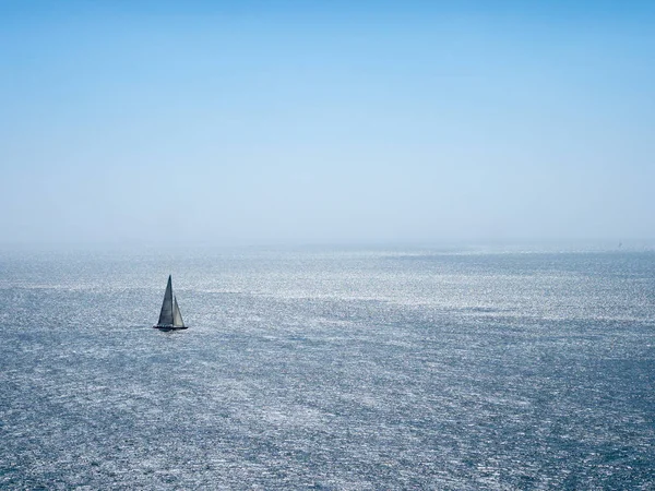 Velero solitario navega a lo largo del Océano Pacífico en un extremadamente — Foto de Stock