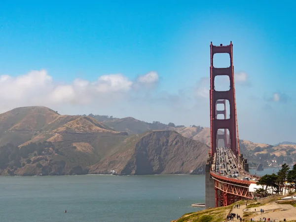 Tráfico en el puente Golden Gate que conduce a las cabeceras de Marin — Foto de Stock