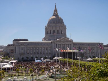 Dış San Francisco City Hall ana sahne 2018 gurur Festival için toplama kalabalık