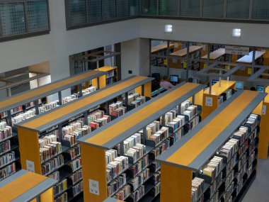 Satırlar arasında San Francisco Civic Center Halk Kütüphanesi konumu yığınlarda kitapların