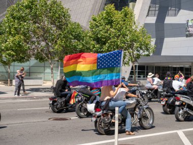 San Francisco Lgbt gurur festivalde bir melez Amerika Birleşik Devletleri ve gurur bayrak tutan motosiklet yolcu
