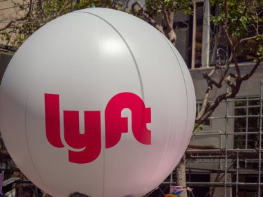 Büyük beyaz Lyft balon bir kentsel ortamda sallayarak  