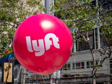 San Francisco s Market street asılı büyük pembe Lyft 