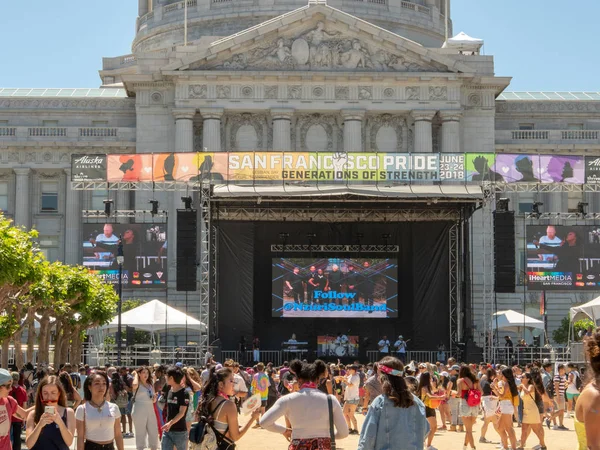Actuaciones musicales en el escenario principal en el Desfile del Orgullo 2018 en el Centro Cívico de San Francisco — Foto de Stock
