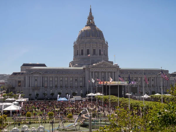 La multitud se reúne frente al escenario principal del Ayuntamiento de San Francisco para el Festival del Orgullo 2018 — Foto de Stock