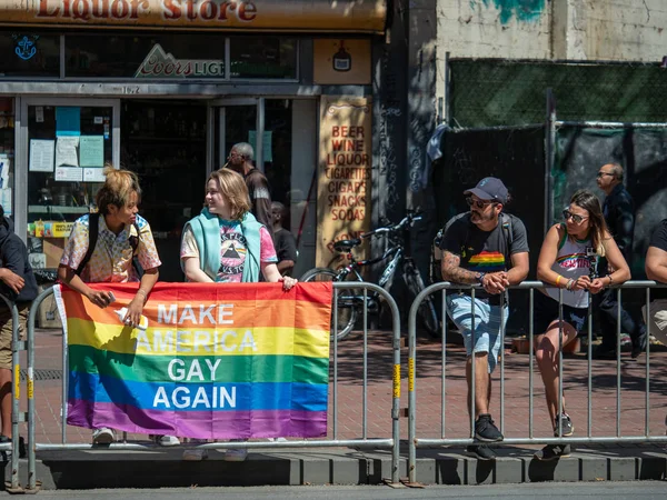 Los espectadores en el Desfile del Orgullo LGBT de San Francisco muestran una bandera burlona Make America Gay Again — Foto de Stock